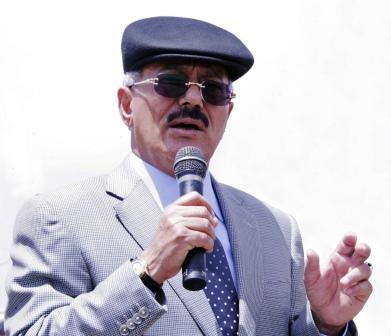 رئيس الجمهورية يلقي كلمته أثناء زيارته لمركز تدريب التأمين الفني أمس